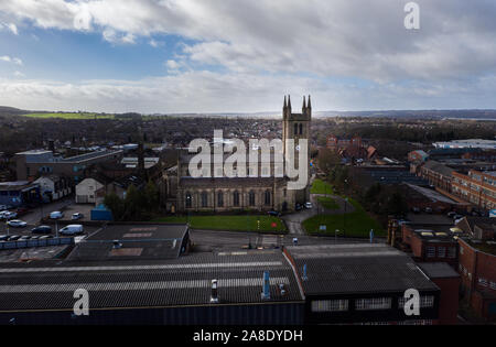 Vista aerea di St Jame's chiesa nelle Midlands, cristiana, cattolica religiosa ortodossa in costruzione principalmente una zona musulmana di Stoke on Trent Foto Stock