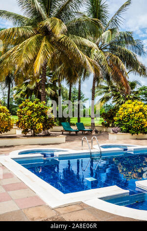 Una piscina a tuffo in un lussuoso complesso vacanze in Gambia, in Africa occidentale. Foto Stock