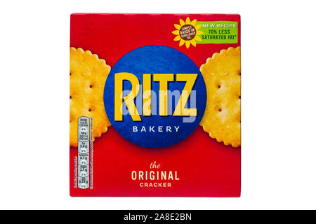 Scatola del Ritz bakery il cracker originale, salatini cracker con 70% meno grassi saturi isolati su sfondo bianco Foto Stock