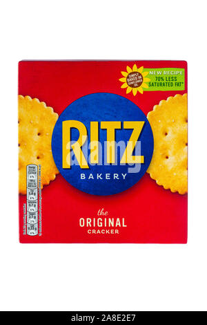 Scatola del Ritz bakery il cracker originale, salatini cracker con 70% meno grassi saturi isolati su sfondo bianco Foto Stock