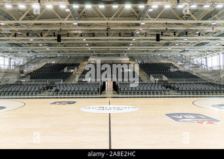 Bologna, Italia. 08 Novembre, 2019. Premere anteprima della nuova Virtus Segafredo Arena, il nuovo cestello temporanea arena di Virtus Bologna costruito all'interno della Hall 30 della fiera di Bologna a Novembre 08, 2019 a Bologna, Italia. Credito: Massimiliano Donati/Alamy Live News Foto Stock