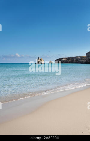 Le due sorelle di pile di fronte al litorale di Torre dell'Orso. Provincia di Lecce e Salento puglia, Italia. Foto Stock