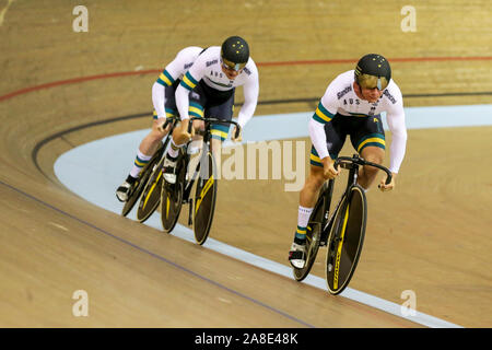 Glasgow, Regno Unito. 8 novembre 2019. Australia compete nel Team Mens Sprint di Chris Hoy Velodrome in Glasgow. 8 novembre 2019 Dan-Cooke credito/Alamy Live News Foto Stock