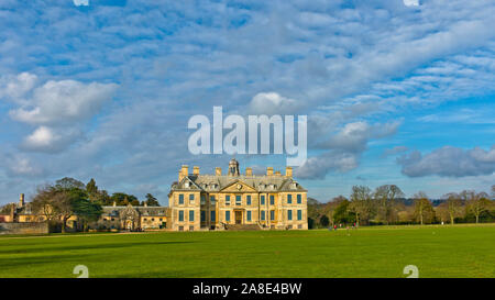 Belton House, il 'perfetto' English country-house station wagon, impostare nel suo magnifico parco dei cervi, Belton era progettato per impressionare; costruito nel tardo XVII Foto Stock