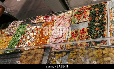 Varietà di pizze italiane nel ristorante. Roma, Italia Foto Stock