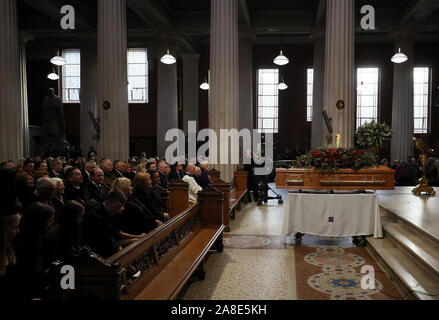 La bara del celebre emittente Gay Byrne in St. Mary's Pro-Cathedral a Dublino durante le sue esequie. Foto Stock