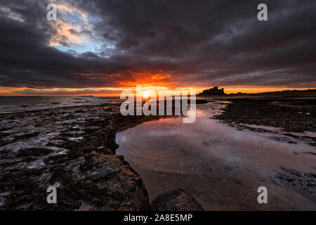 Sunrise al castello di Bamburgh Foto Stock