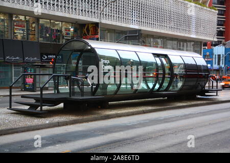 Curitiba bus di transito rapido sistema BRT fermata bus Foto Stock