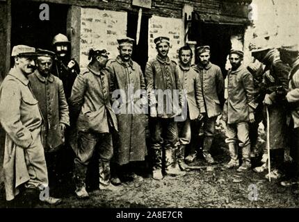 Prigionieri di guerra tedeschi, Champagne, Francia settentrionale, la prima guerra mondiale, 1915, (c1920). 'Some del 23.000: un gruppo di prigionieri tedeschi presi durante la battaglia in Champagne, settembre 1915". Da "La Grande Guerra Mondiale: una storia", Volume V, edito da Frank un Mumby. [Il Gresham Publishing Company Ltd, Londra, c1920] Foto Stock