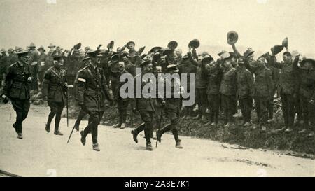 Re Giorgio V allietate da ANZAC truppe al fronte occidentale, la prima guerra mondiale, Agosto 1916 (c1920). "Sua Maestà la visita al fronte...i Neozelandesi' benvenuto". George V (1865-1936) su una morale innalzatore di viaggio a dominio soldati combattono nel nord della Francia e in Belgio. Da "La Grande Guerra Mondiale: una storia", Volume VI, edito da Frank un Mumby. [Il Gresham Publishing Company Ltd, Londra, c1920] Foto Stock