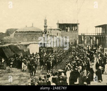 'L'ingresso britannico nella Bagdad, 11 Marzo 1917', (c1920). Sir Frederick Stanley Maude conduce l'esercito indiano a Baghdad, Iraq, la prima guerra mondiale. Da "La Grande Guerra Mondiale: una storia", Volume VII, edito da Frank un Mumby. [Il Gresham Publishing Company Ltd, Londra, c1920] Foto Stock