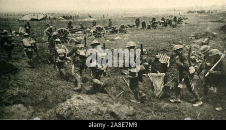 Un angolo del campo di battaglia di Arras', la prima guerra mondiale, aprile 1917, (c1920). '...Deposito della fanteria verso la comunicazione-trincee; artiglieria e un serbatoio che entrano in azione; cavalleria (a distanza) avanzando verso il nemico in ritirata', (tedeschi). Le truppe britanniche sulla linea del fronte nel nord della Francia. Da "La Grande Guerra Mondiale: una storia", Volume VII, edito da Frank un Mumby. [Il Gresham Publishing Company Ltd, Londra, c1920] Foto Stock