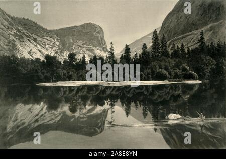 'Speculare Lake, il Parco Nazionale di Yosemite Valley", 1872. Montare Watkins riflessa in un lago glaciale in Yosemite National Park, California, Stati Uniti d'America. In primo piano un nuoto cervi viene girato a dai cacciatori in una canoa. Incisione in acciaio da S.V. Ricerca dopo Harry Fenn. Dal pittoresco America; o, la terra in cui viviamo, una delimitazione dalla penna e matita di montagne, fiumi, laghi...con illustrazioni su acciaio e legno da eminenti artisti americani" Vol. Ho curato da William Cullen Bryant. [D. Appleton and Company, New York, 1872] Foto Stock