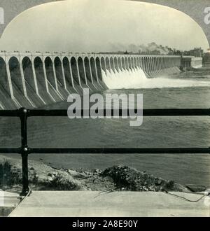 "Wilson Dam, muscolo barene, Alabama', c1930s. La costruzione della diga di Wilson sul fiume Tennessee iniziò nel 1918 e fu completato nel 1924 sotto Hugh L. Cooper, chiamato dopo che l ex Presidente Woodrow Wilson, è diventato una pietra miliare storica nazionale nel 1966. Da "Giro del mondo". [Keystone View Company, Meadville, Pa., New York, Chicago, Londra] Foto Stock