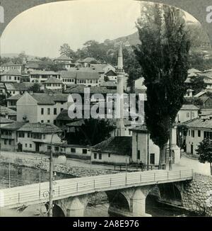 'Serajevo, Yogslavia - scena di assassinio del principe ereditario che ha iniziato a fiamma che ha travolto tutta l'Europa", c1930s. Il Latino ponte sopra il fiume Miljacka dove arciduca Francesco Ferdinando di Austria fu assassinato nel 1914. Da "Giro del mondo". [Keystone View Company, Meadville, Pa., New York, Chicago, Londra] Foto Stock