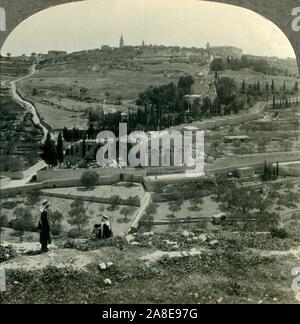 'Giardino del Getsemani e del Monte degli Ulivi dal Golden Gate, Gerusalemme e Palestina', c1930s. Il Giardino del Getsemani è il luogo dove Gesù ha subito l'agonia nel giardino ed era stato arrestato la notte prima della sua crocifissione, divenne un punto focale per i primi pellegrini cristiani. Da "Giro del mondo". [Keystone View Company, Meadville, Pa., New York, Chicago, Londra] Foto Stock