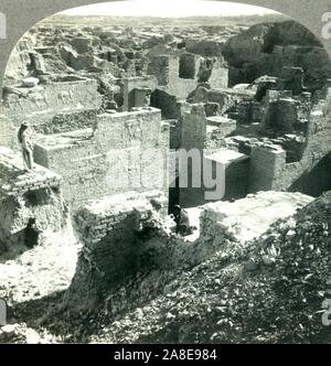 "Palazzo di Nabucodonosor (VI secolo a.C.) e rovine desolate di una volta possente Babilonia, Iraq (Mesopotamia)', c1930s. Rovine dell antico palazzo di Nabucodonosor II. Da "Giro del mondo". [Keystone View Company, Meadville, Pa., New York, Chicago, Londra] Foto Stock