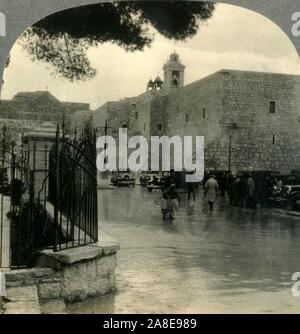 "La Chiesa della Natività, costruito dove è nato Gesù a Betlemme, Palestina', c1930s. Chiesa della Natività, una basilica romanica somissioned da Costantino il Grande sul sito tradizionalmente considerato per essere il luogo di nascita di Gesù. Da "Giro del mondo". [Keystone View Company, Meadville, Pa., New York, Chicago, Londra] Foto Stock