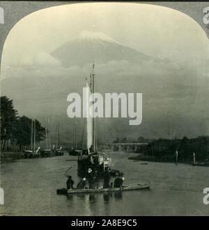 'Amato di artisti e poeti - Snow-capped Fuji, la montagna sacra del Giappone', c1930s. Da "Giro del mondo". [Keystone View Company, Meadville, Pa., New York, Chicago, Londra] Foto Stock