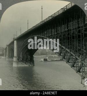 "I dieci milioni di dollari di Ead il ponte sopra il fiume Mississippi presso San Louis, Mo.', c1930s. Strada Ferrovia e il ponte sul fiume Mississippi progettata da James Buchanan Eads, è stato il primo l'applicazione su larga scala di acciaio utilizzato come materiale strutturale e fu costruito 1867-1874. Da "Giro del mondo". [Keystone View Company, Meadville, Pa., New York, Chicago, Londra] Foto Stock