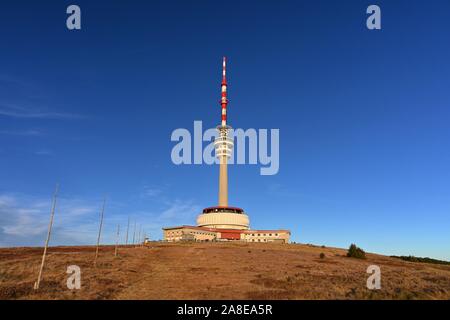 Il picco più alto della Moravia, Praded 1492 m. Trasmettitore e della torre di vedetta sulla collina. Jeseniky Montagne Repubblica Ceca Foto Stock