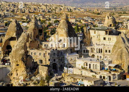 Splendido tramonto sulla città di Goreme in Cappadocia, Anatolia, Turchia. Foto Stock