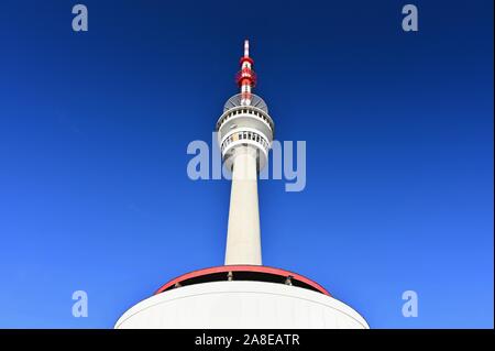 Il picco più alto della Moravia, Praded 1492 m. Trasmettitore e della torre di vedetta sulla collina. Jeseniky Montagne Repubblica Ceca Foto Stock