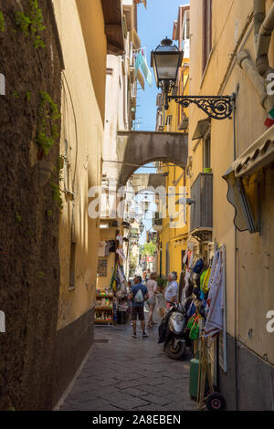 Sorrento, Italia - 12 Giugno 2017: Shopping nei vicoli di Sorrento, vicino napoli, Italia Foto Stock