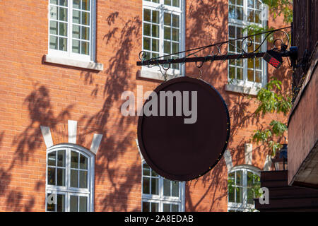 Un segno di vuoto per un business, come ad esempio un cafe, bar o ristorante, appeso ad un palo montate in esterni con luce diurna. Foto Stock