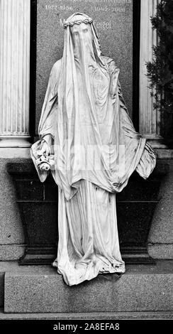 Iconica statua nel cimitero centrale di Vienna, Austria, monocromatico. Foto Stock