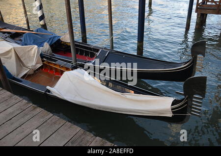 Le gondole del Canal Grande di Venezia Foto Stock