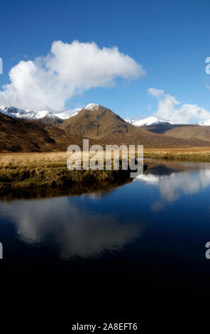 Vista sul Fiume Cluanie al Glen Shiel ridge, Glen Shiel, Scotland, Regno Unito Foto Stock