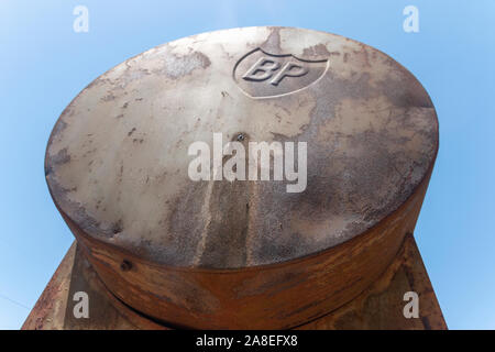 Africa Durban-South, Novembre 2019- Una vista ravvicinata di un vecchio arrugginito metallo BP Water Tower in un campo aperto in una calda giornata d'estate in fattoria Foto Stock