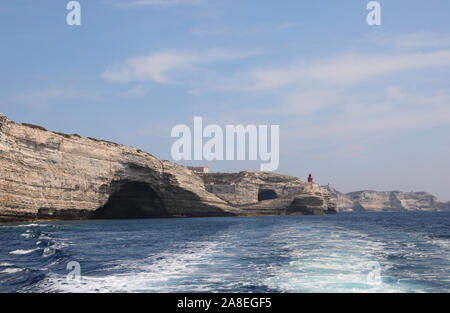 Seascape del mare e il piccolo faro rosso vicino alla città di Bonifacio in Corsica Foto Stock