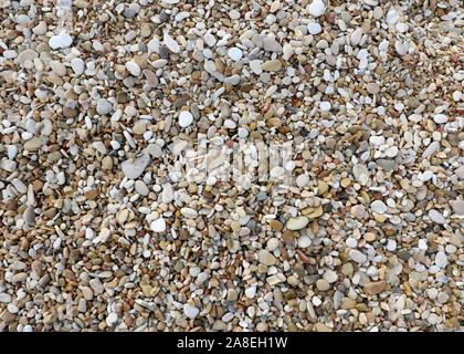 Sfondo di molti piccoli ciottoli e ghiaia sulla spiaggia Foto Stock