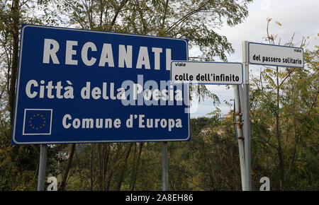 Segnale di traffico di Recanati città del centro Italia dove è nato il famoso poeta Giacomo Leopardi. Il testo significa città di poesia, e il nome della strada Foto Stock