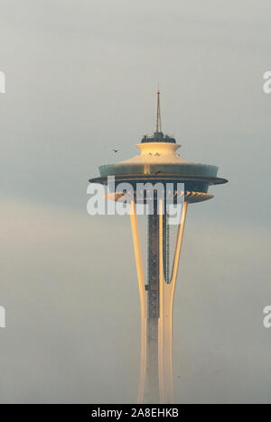Lo Space Needle a foggy inverno mattina, Seattle, Washington Foto Stock