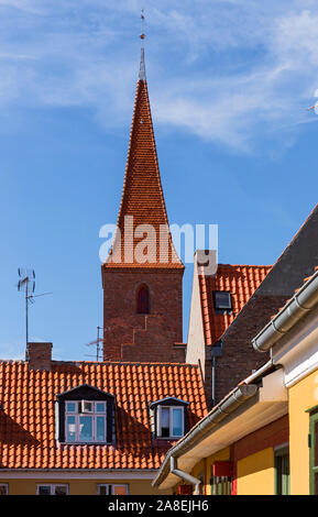 Rønne; Bornholm Wohnhaeuser, Kirche Foto Stock