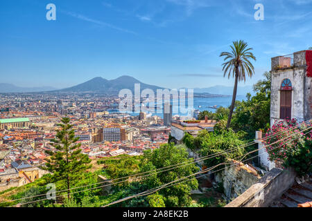 Vista di Napoli in Italia da la collina del Vomero Foto Stock