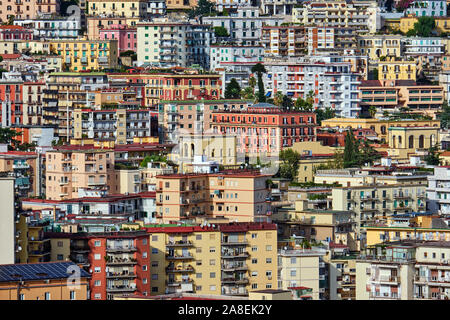 Dettaglio di una zona residenziale con alto edificio di appartamenti a Napoli, Italia Foto Stock