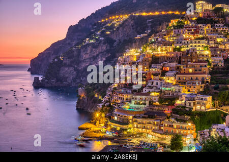 Il famoso villaggio di Positano italiana sul Costiera Amalfitana dopo il tramonto Foto Stock