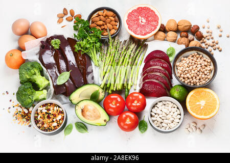 Gli alimenti ricchi di vitamina B9. Cibo sano, fonti di acido folico. Vista da sopra con lo spazio di copia Foto Stock