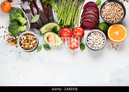Gli alimenti ricchi di vitamina B9. Cibo sano, fonti di acido folico. Vista da sopra con lo spazio di copia Foto Stock