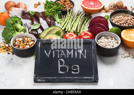 Gli alimenti ricchi di vitamina B9. Cibo sano, fonti di acido folico. Vista da sopra con lo spazio di copia Foto Stock