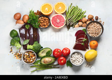 Gli alimenti ricchi di vitamina B9. Cibo sano, fonti di acido folico. Vista da sopra con lo spazio di copia Foto Stock