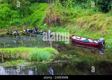 21 agosto 2019 Piccole imbarcazioni utilizzate per la pesca sul fiume di Kesh villaggio in County Fermanagh Irlanda del Nord Foto Stock