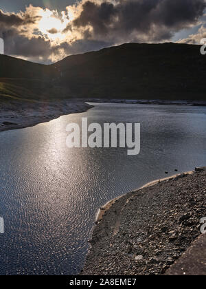 Nel tardo pomeriggio e una vista sul Loch Monar dalla diga Monar in Glen Strathfarrar, Highlands. 23/09/19 Foto Stock