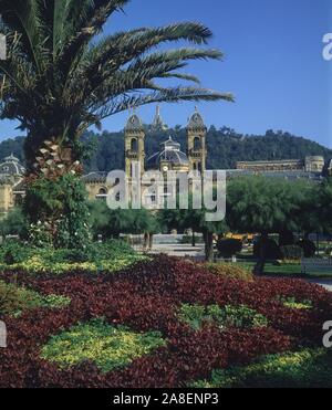 PARQUE ALDERDI-EDER Y LA CASA CONCISTORIALI FONDO. Autore: MORALES DE LOS RIOS ADOLFO. Posizione: AYUNTAMIENTO. SAN SEBASTIAN. Guipuzcoa. Spagna. Foto Stock