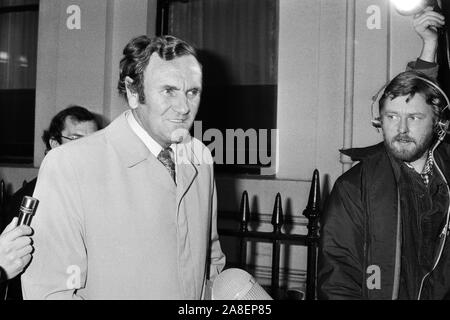 Ex Inghilterra manager Don Revie lasciando la FA Lancaster Gate HQ dopo essere comparso davanti ad un tribunale fa per rispondere ad una carica di "portare il gioco in discredito' chiudendo il suo lavoro in Inghilterra nel mese di luglio 1977. Foto Stock