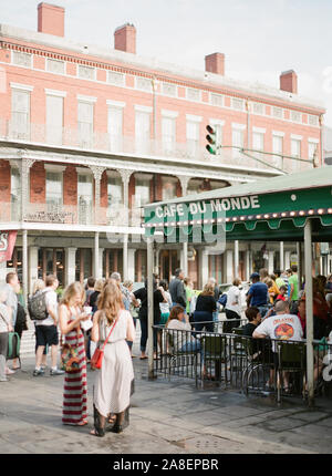 Persone raccolte al di fuori del Cafe du Monde prima colazione a New Orleans, Louisiana Foto Stock